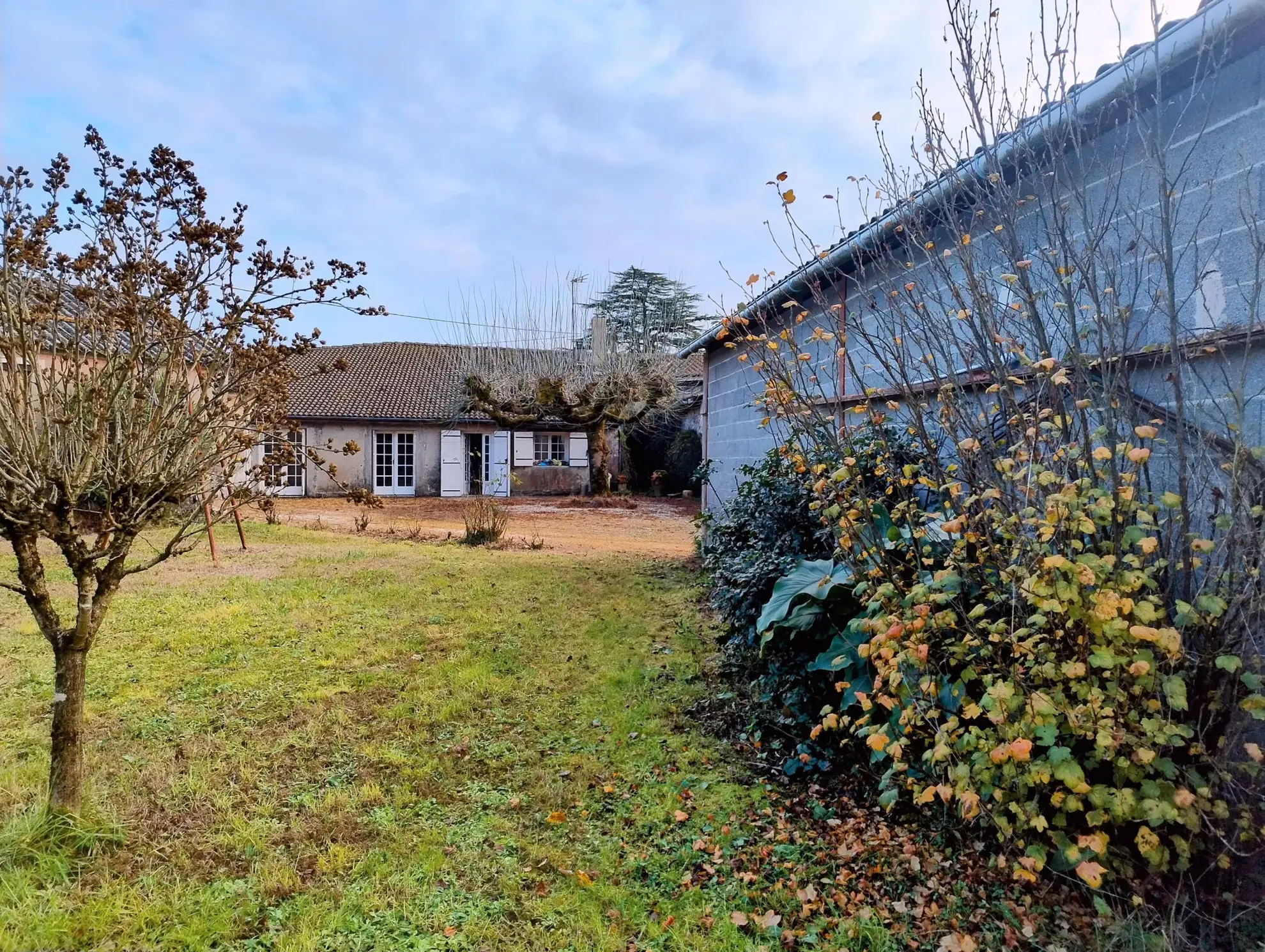 Charmante maison de village avec jardin et dépendances à Soussac, Gironde 