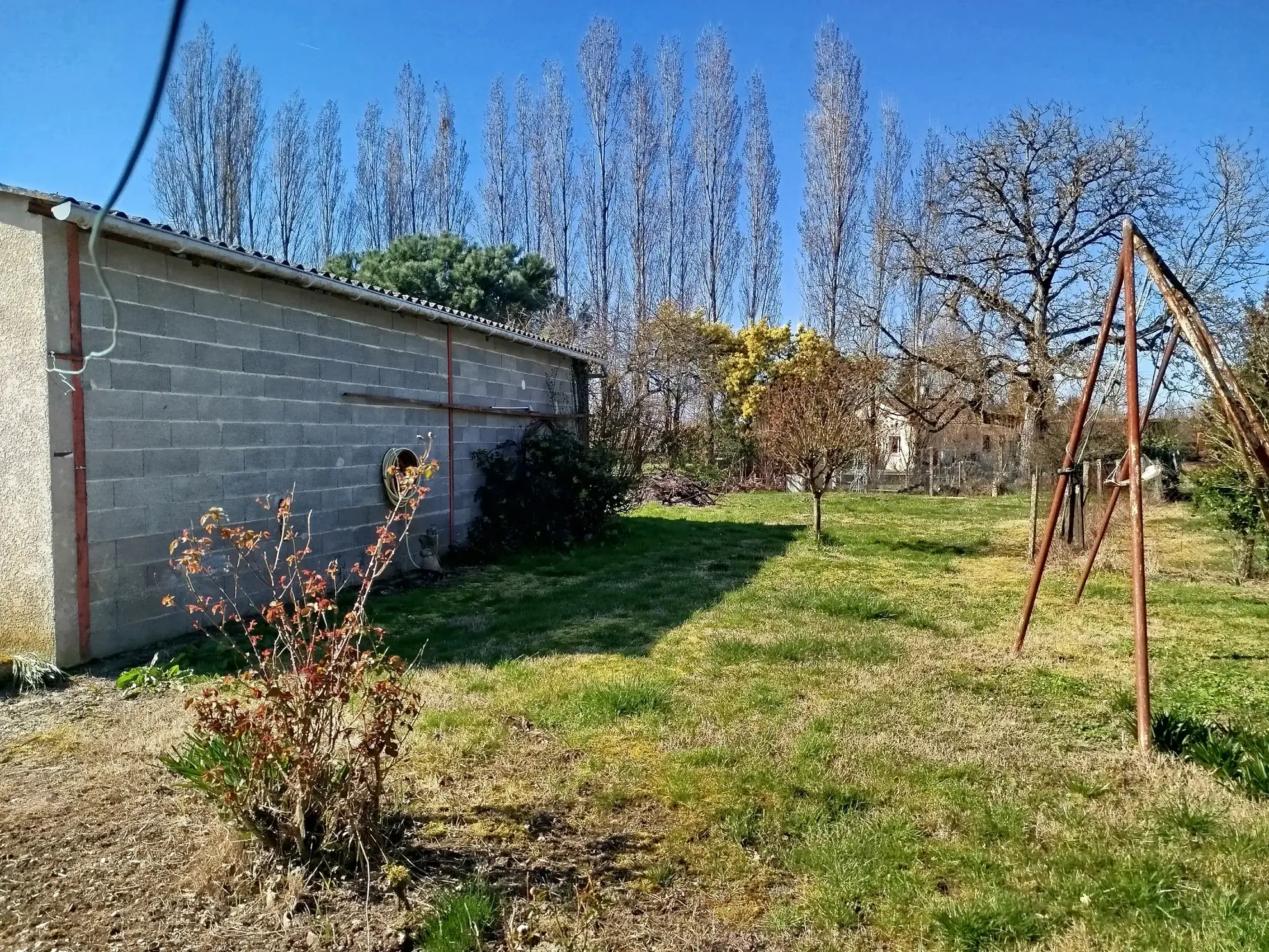 Charmante maison de village avec jardin et dépendances à Soussac, Gironde 