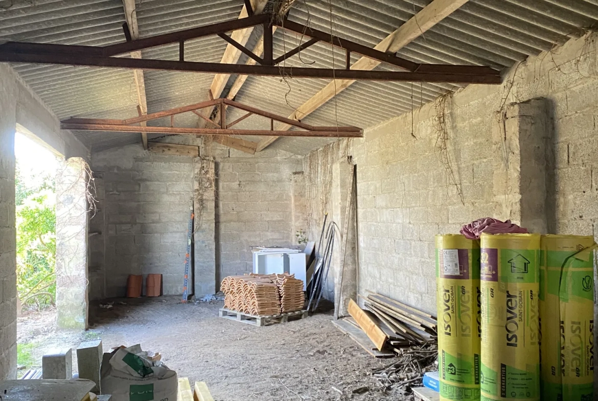 Opportunité à Brem-sur-Mer : bâtiment ancien et terrain constructible de 268 m² près de la plage 