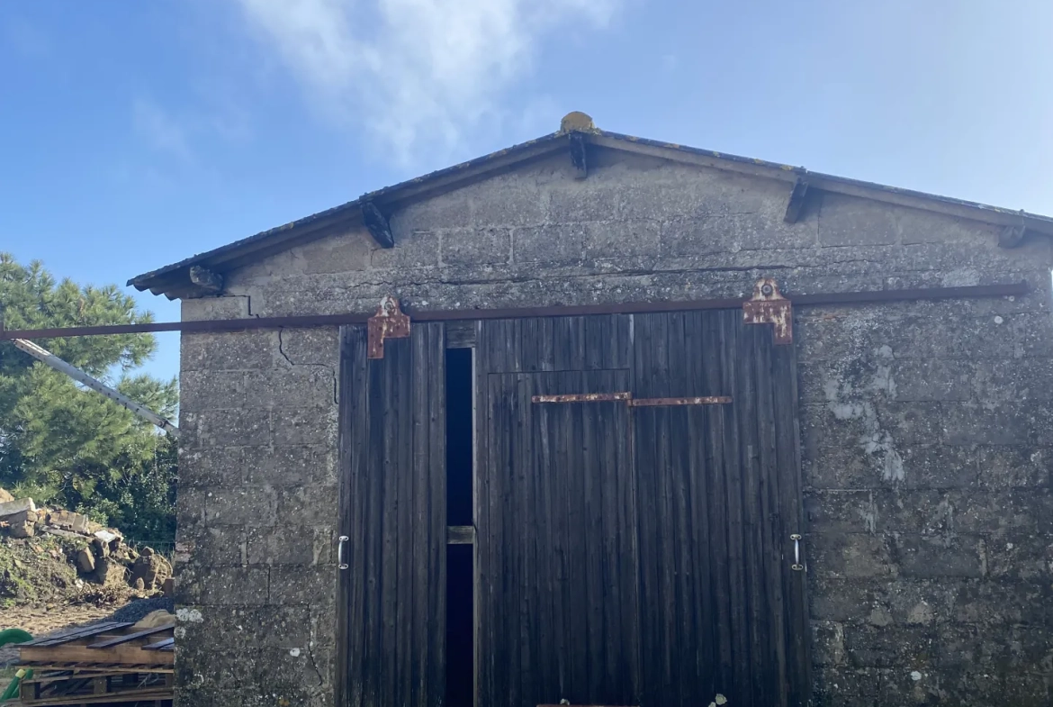 Opportunité à Brem-sur-Mer : bâtiment ancien et terrain constructible de 268 m² près de la plage 