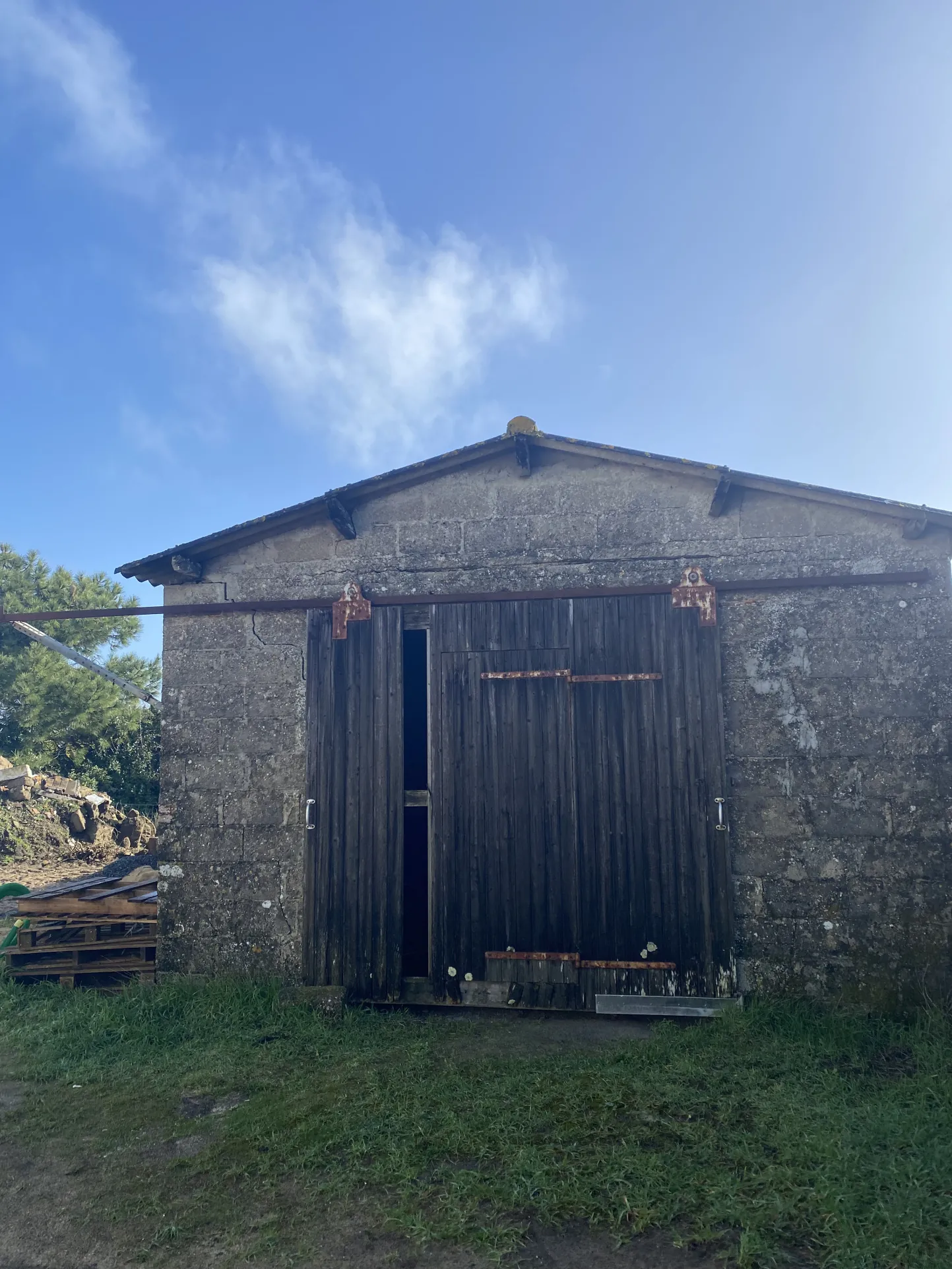 Opportunité à Brem-sur-Mer : bâtiment ancien et terrain constructible de 268 m² près de la plage 