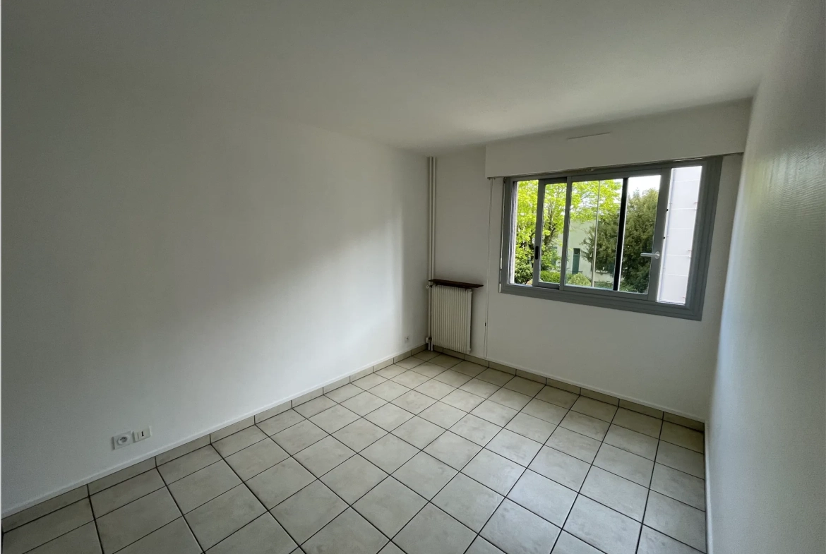 Appartement T2 de 44 m² à Juvisy-sur-Orge avec parking et vue rue 
