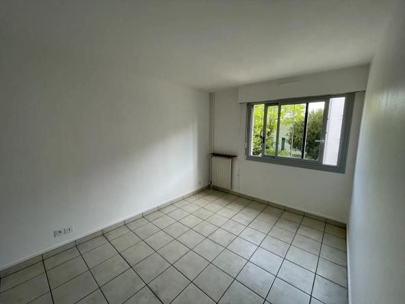 Appartement T2 de 44 m² à Juvisy-sur-Orge avec parking et vue rue 