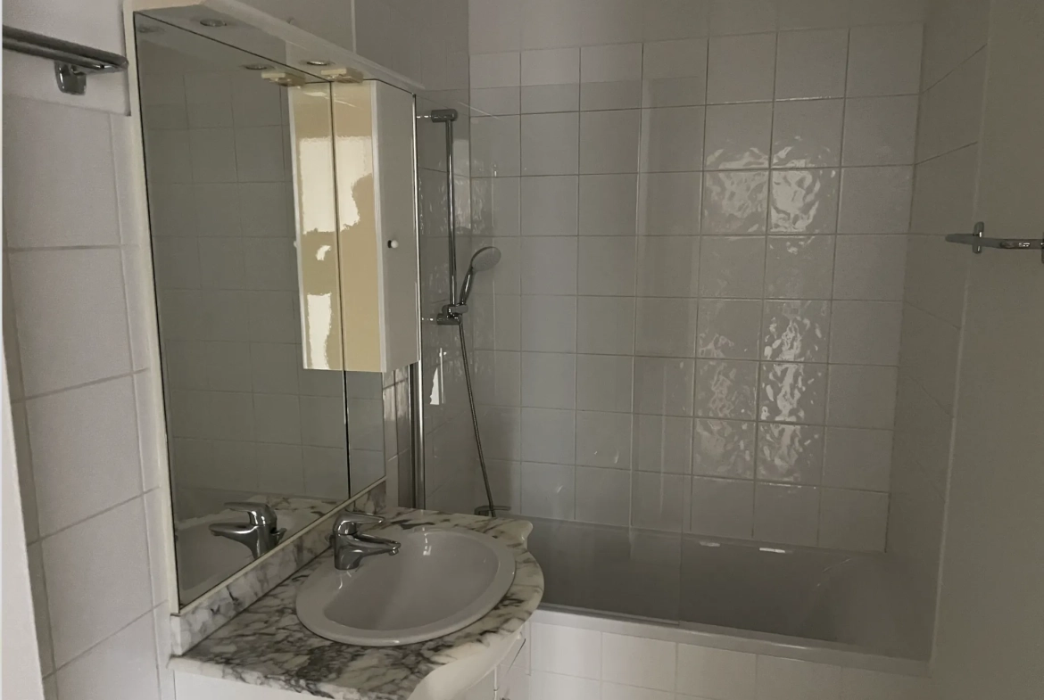Appartement T2 de 44 m² à Juvisy-sur-Orge avec parking et vue rue 
