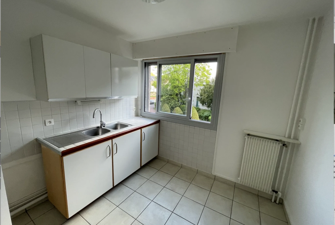Appartement T2 de 44 m² à Juvisy-sur-Orge avec parking et vue rue 