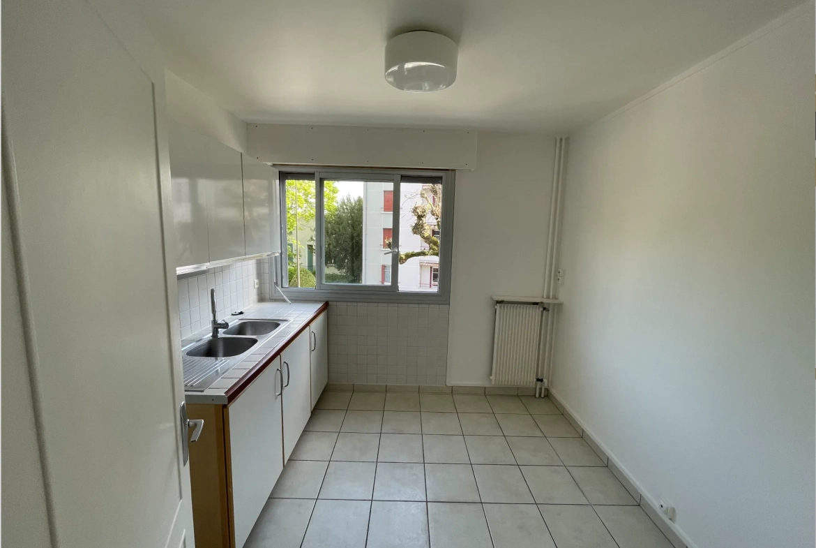 Appartement T2 de 44 m² à Juvisy-sur-Orge avec parking et vue rue 
