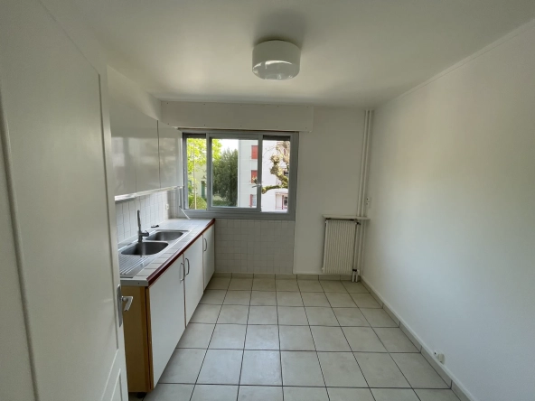 Appartement T2 de 44 m² à Juvisy-sur-Orge avec parking et vue rue 