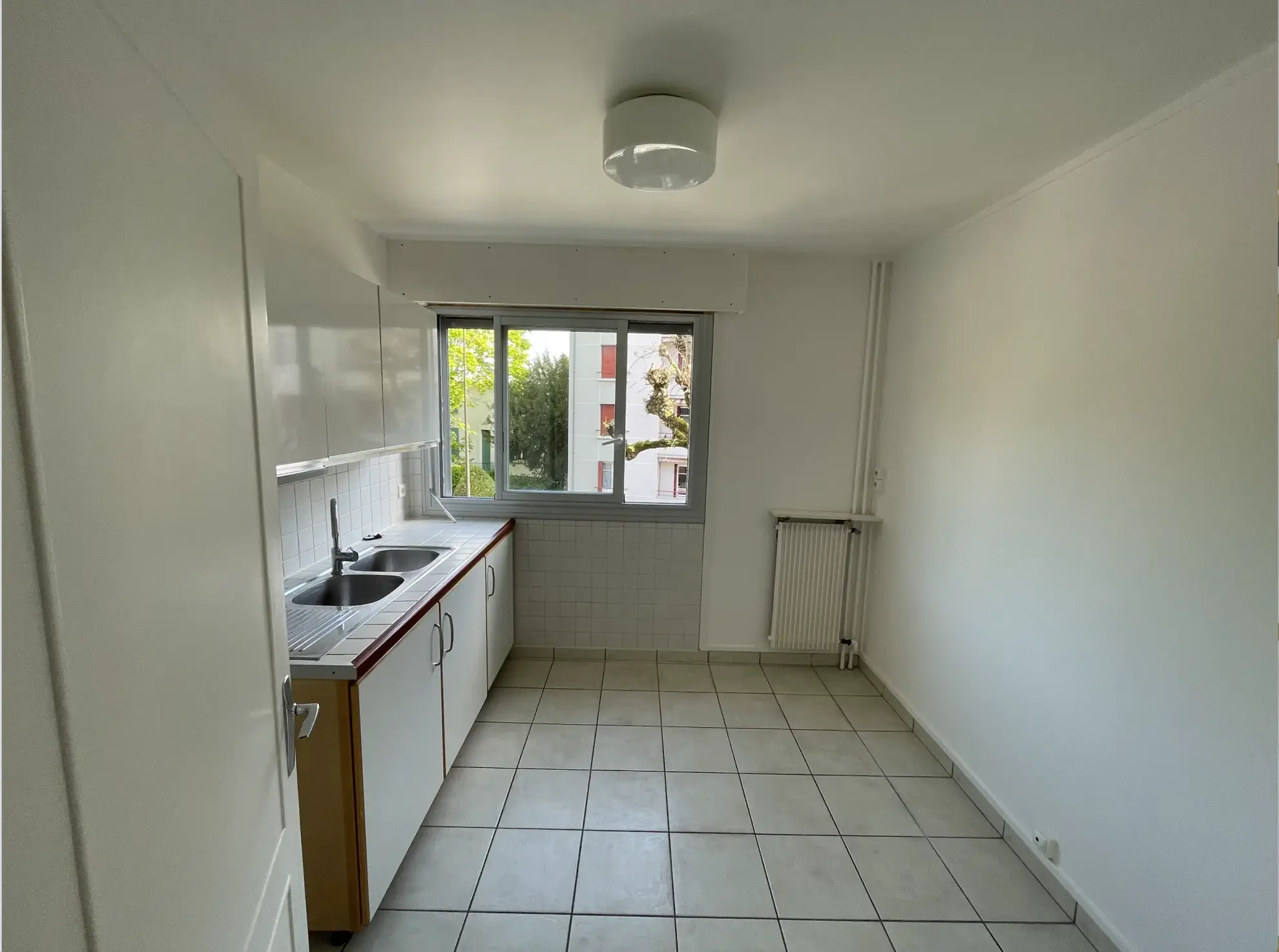 Appartement T2 de 44 m² à Juvisy-sur-Orge avec parking et vue rue 
