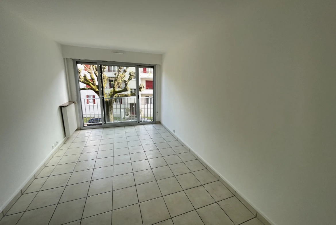Appartement T2 de 44 m² à Juvisy-sur-Orge avec parking et vue rue 