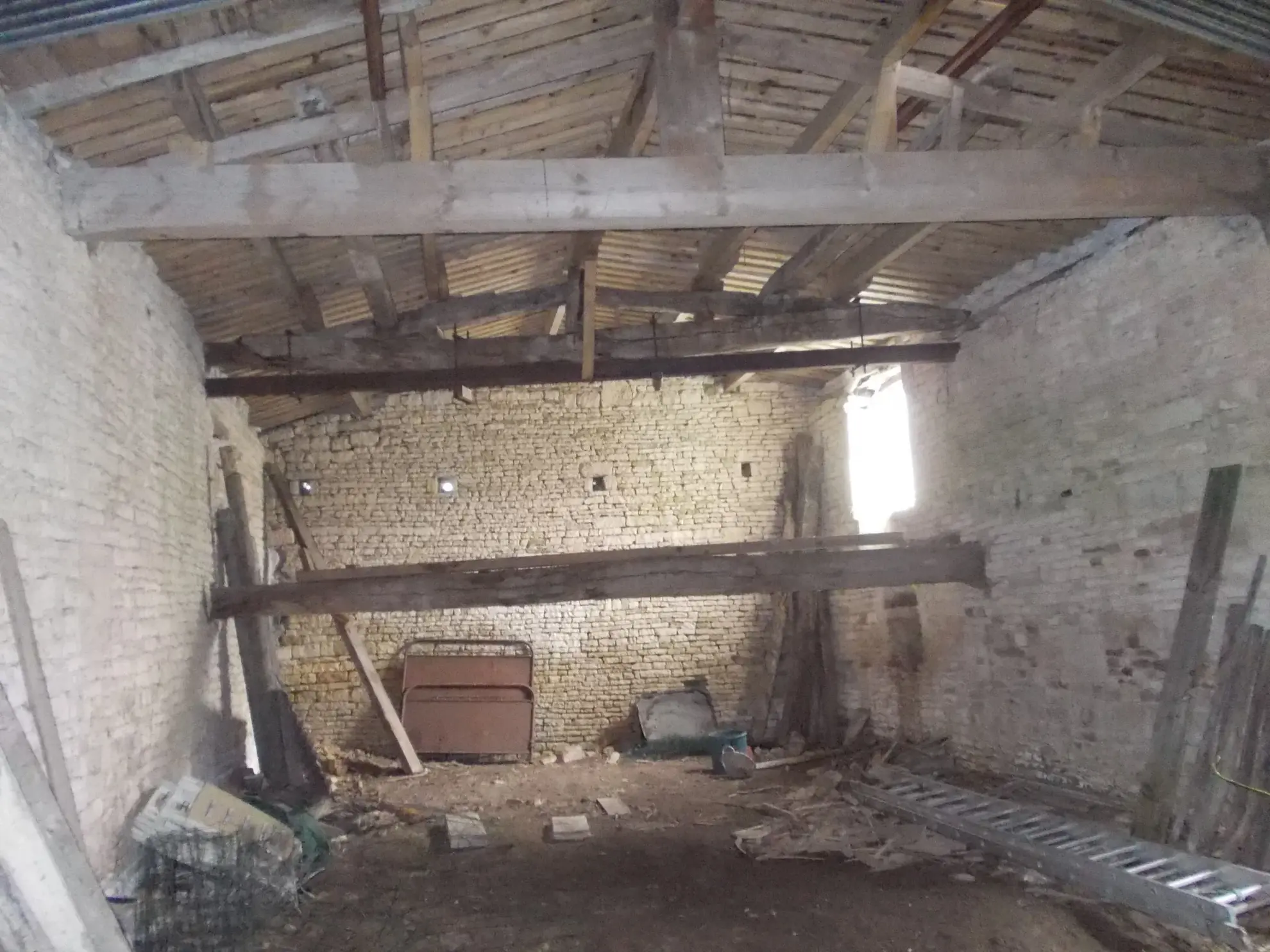 Belle maison de village charentaise à rénover avec dépendances et terrain spacieux à Aumagne 