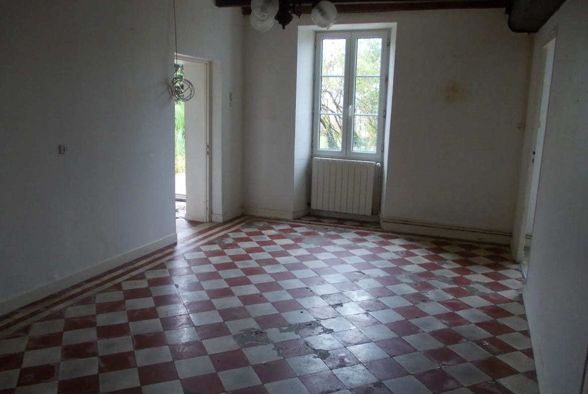 Belle maison de village charentaise à rénover avec dépendances et terrain spacieux à Aumagne 