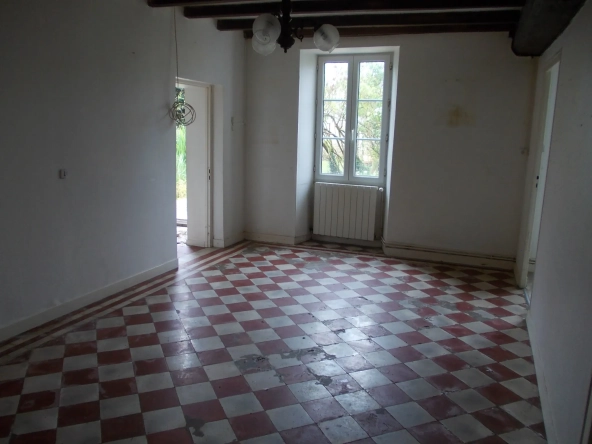 Belle maison de village charentaise à rénover avec dépendances et terrain spacieux à Aumagne 