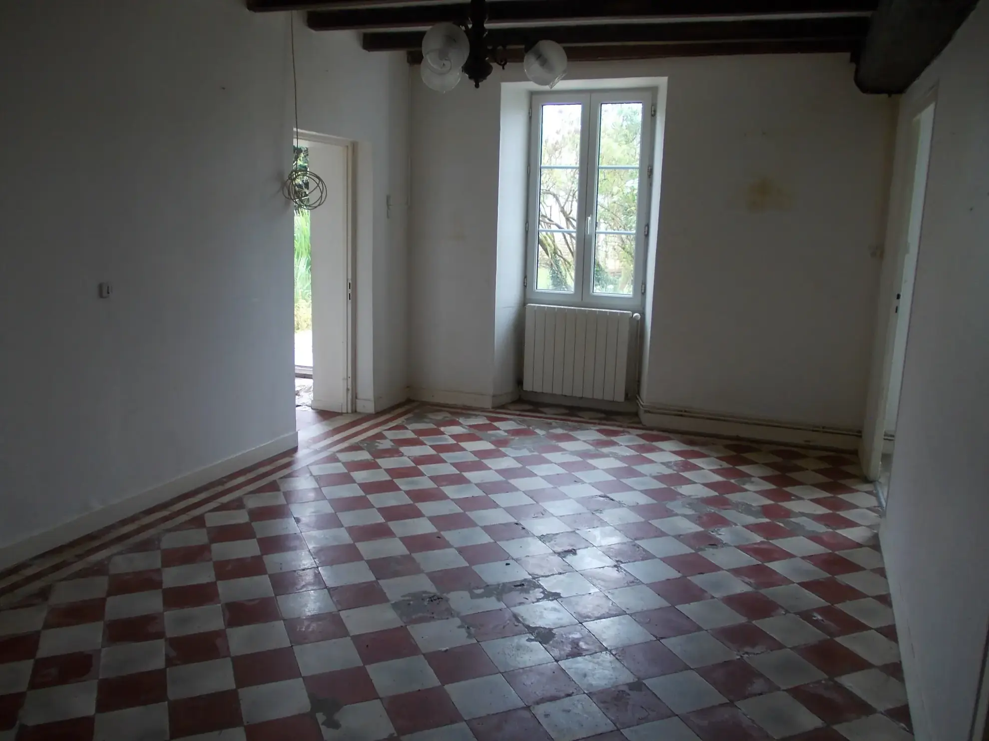Belle maison de village charentaise à rénover avec dépendances et terrain spacieux à Aumagne 