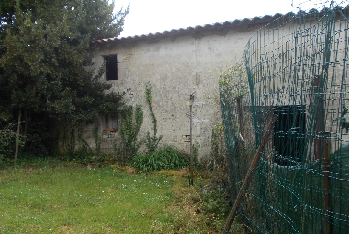 Belle maison de village charentaise à rénover avec dépendances et terrain spacieux à Aumagne 