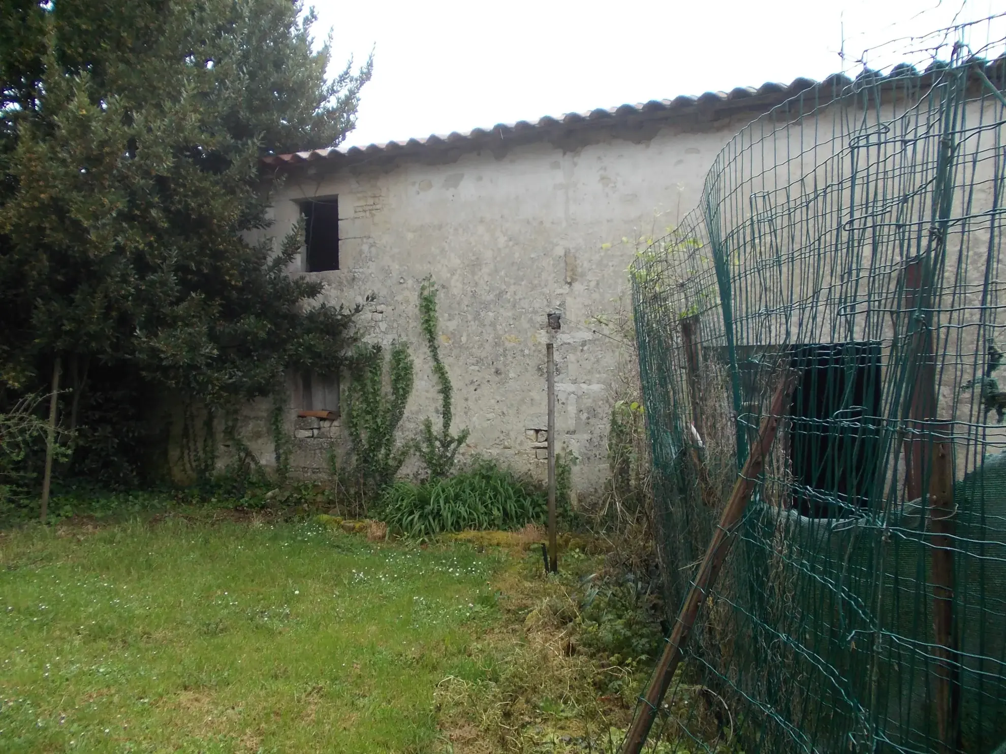 Belle maison de village charentaise à rénover avec dépendances et terrain spacieux à Aumagne 