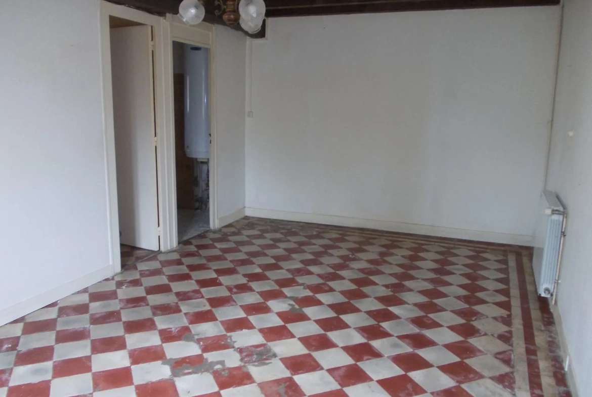 Belle maison de village charentaise à rénover avec dépendances et terrain spacieux à Aumagne 