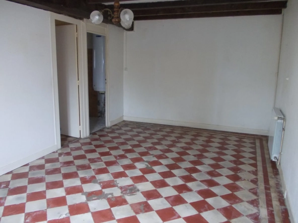 Belle maison de village charentaise à rénover avec dépendances et terrain spacieux à Aumagne 