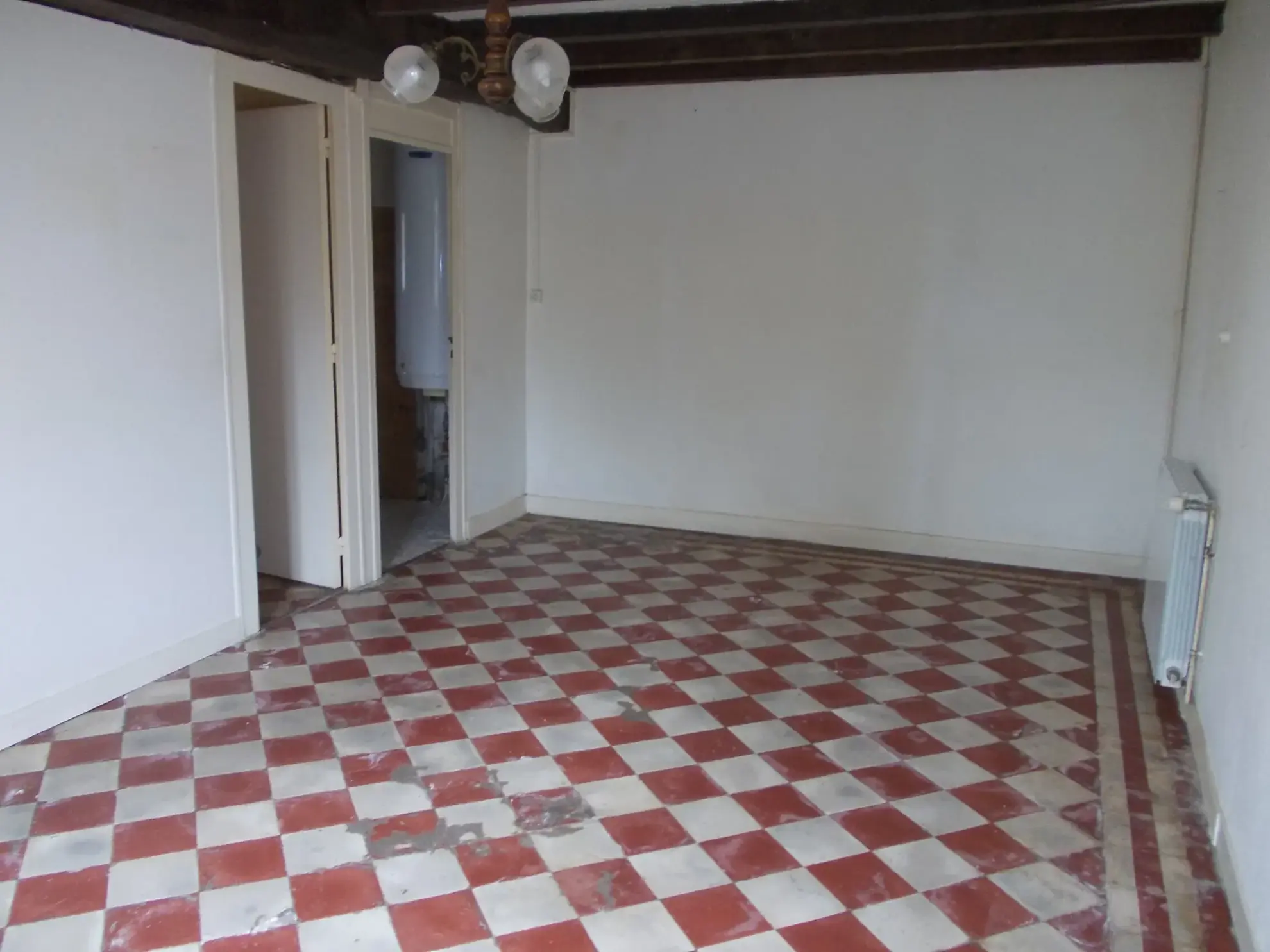 Belle maison de village charentaise à rénover avec dépendances et terrain spacieux à Aumagne 