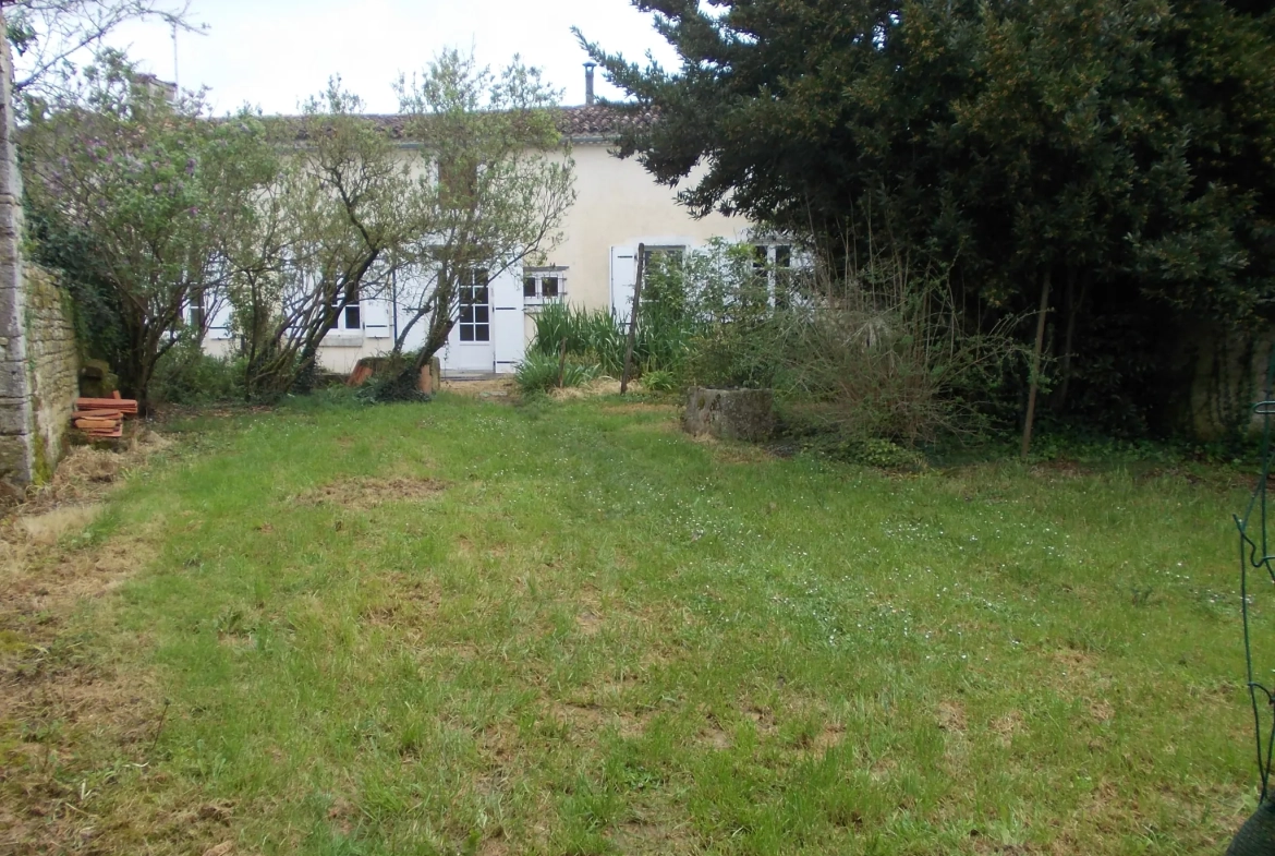 Belle maison de village charentaise à rénover avec dépendances et terrain spacieux à Aumagne 