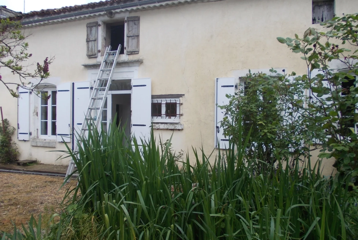 Belle maison de village charentaise à rénover avec dépendances et terrain spacieux à Aumagne 