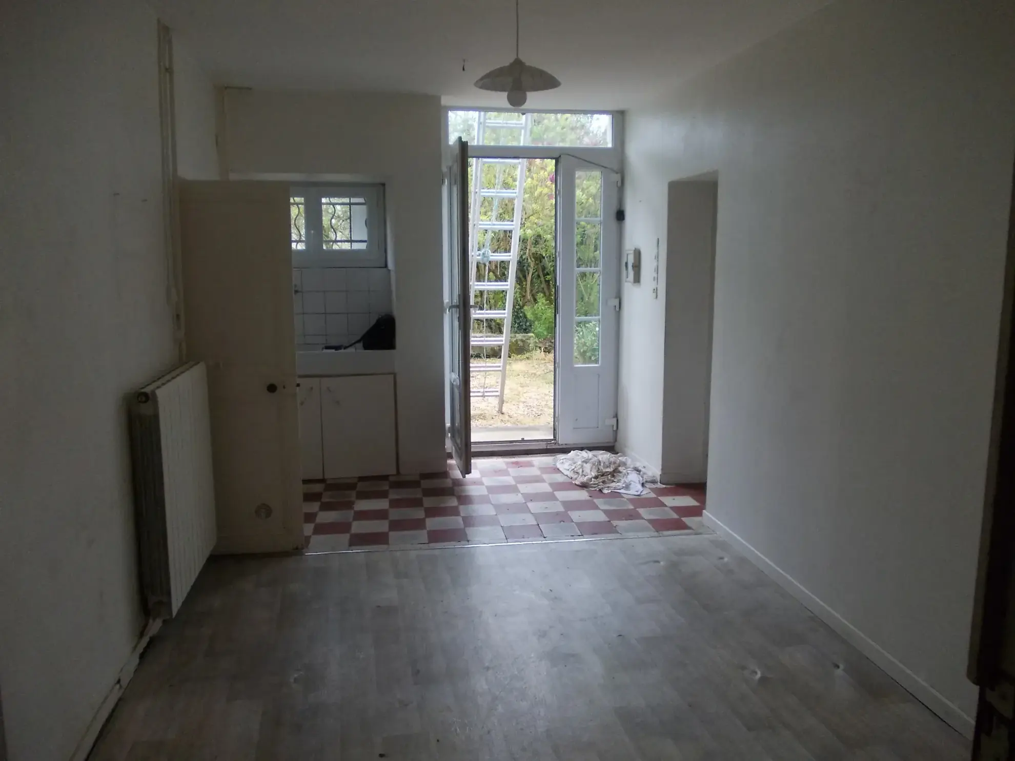 Belle maison de village charentaise à rénover avec dépendances et terrain spacieux à Aumagne 