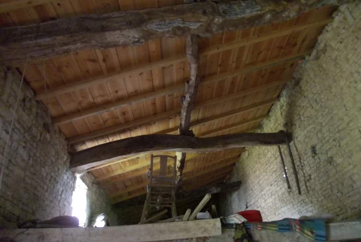 Belle maison de village charentaise à rénover avec dépendances et terrain spacieux à Aumagne 