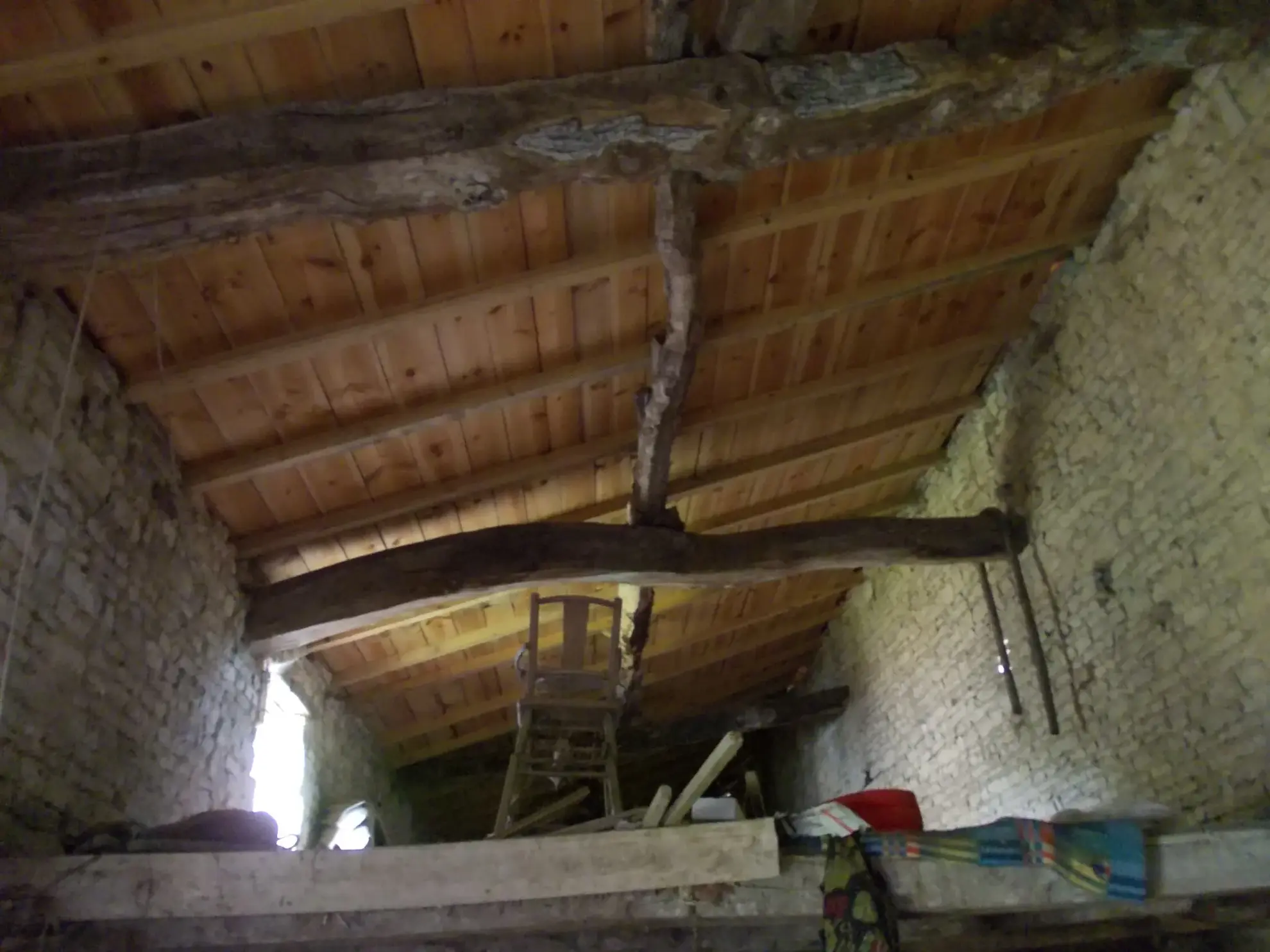 Belle maison de village charentaise à rénover avec dépendances et terrain spacieux à Aumagne 
