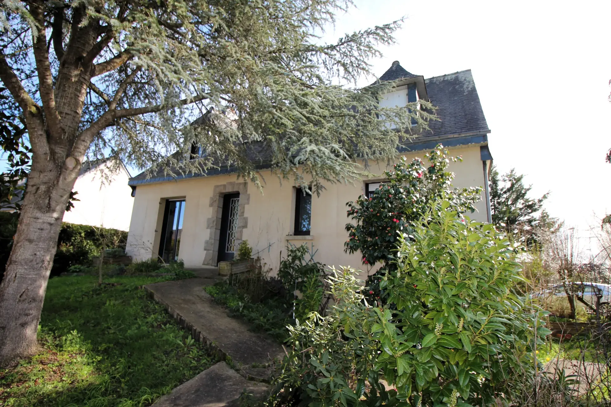 Maison à vendre à Pont-Pean – Grand potentiel et emplacement privilégié 