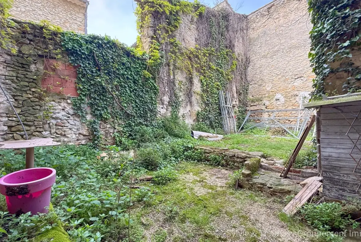 Maison de village à Caderousse avec fort potentiel de rénovation de 117 m² 