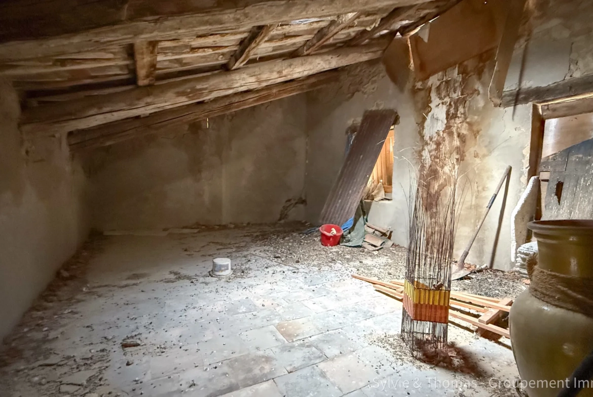 Maison de village à Caderousse avec fort potentiel de rénovation de 117 m² 