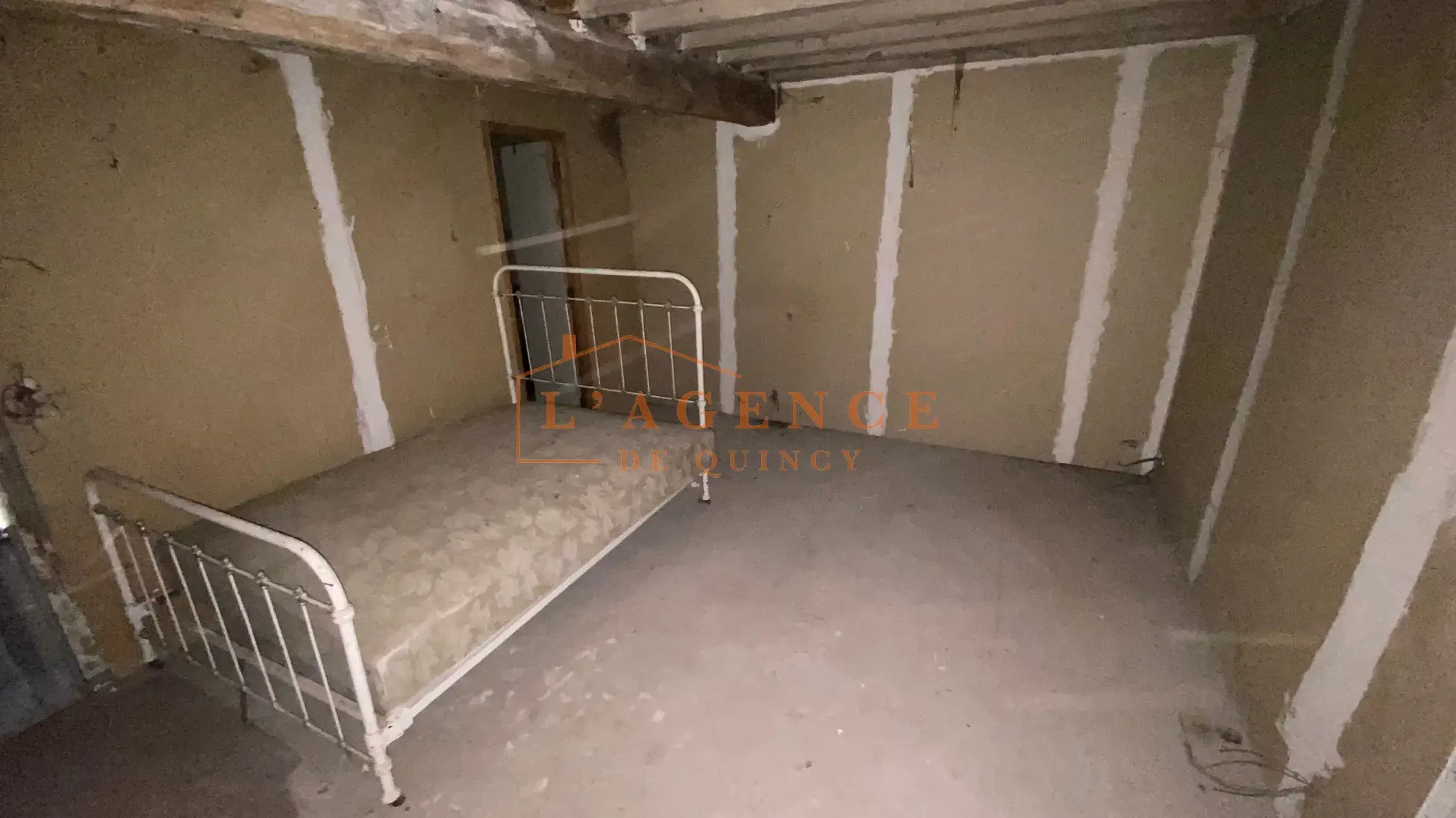 Maison à rénover de 87 m² à Villemareuil, proche des commodités 