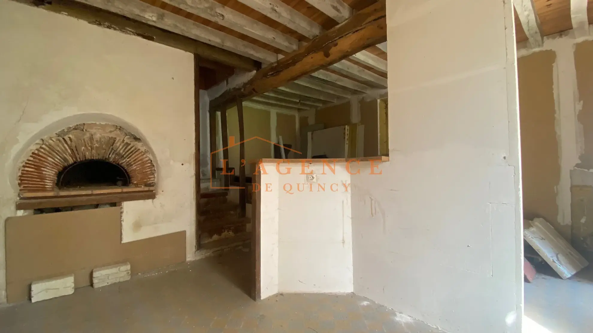 Maison à rénover de 87 m² à Villemareuil, proche des commodités 