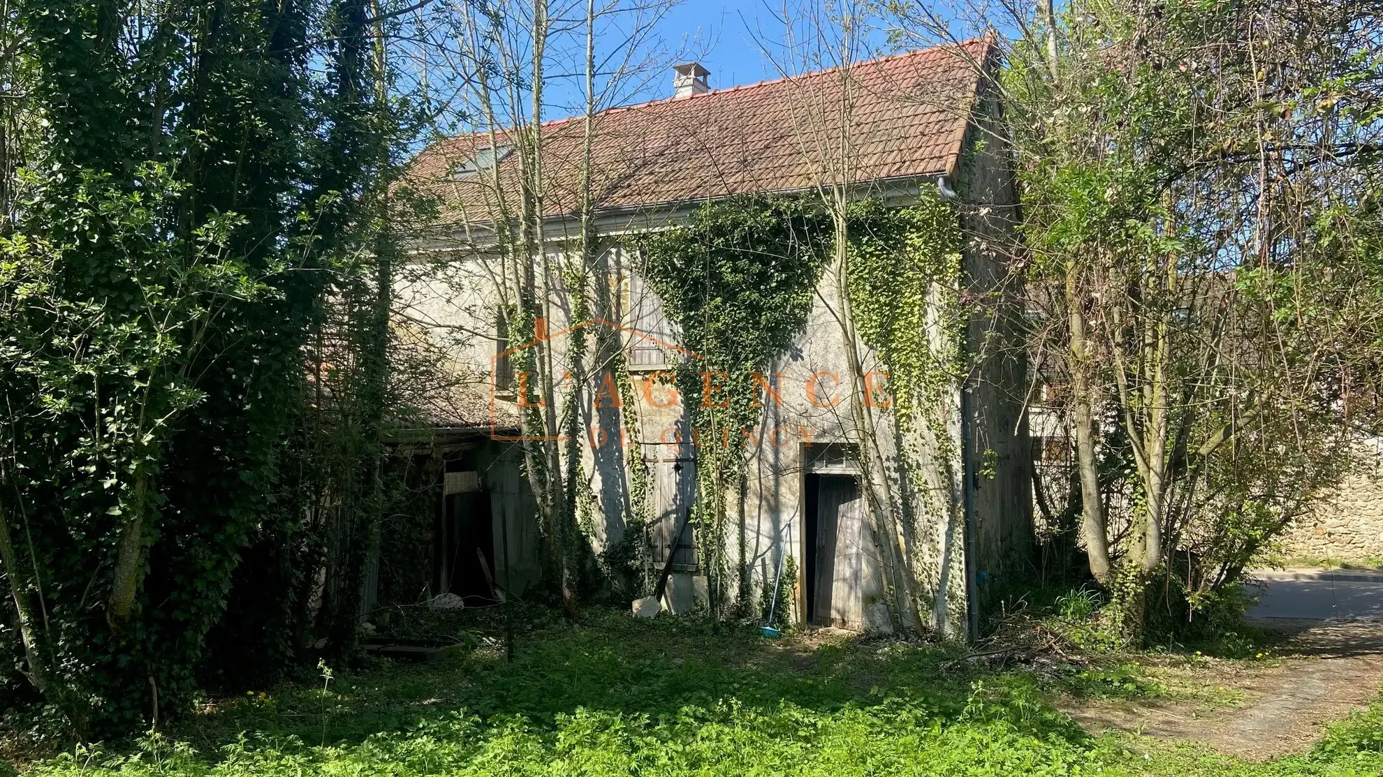 Maison à rénover de 87 m² à Villemareuil, proche des commodités 