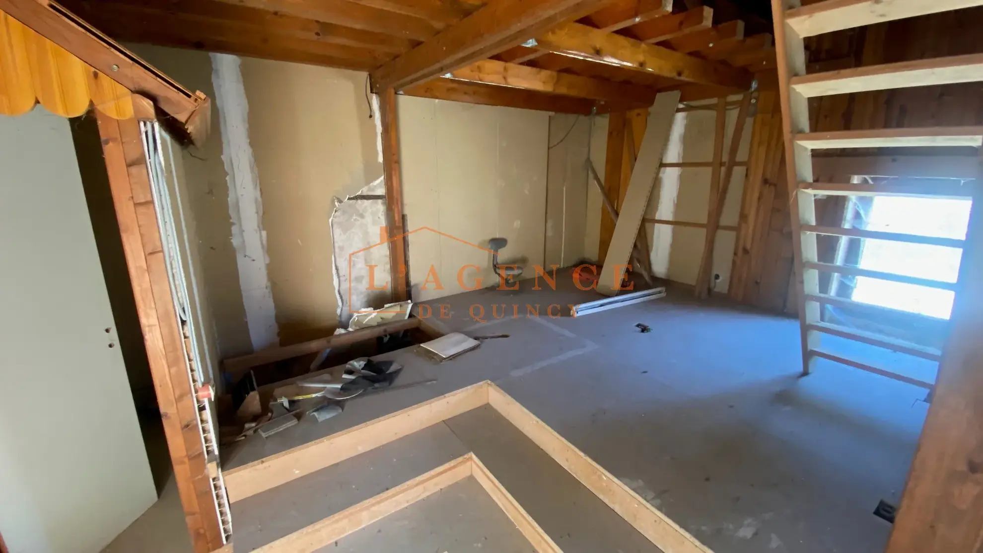 Maison à rénover de 87 m² à Villemareuil, proche des commodités 