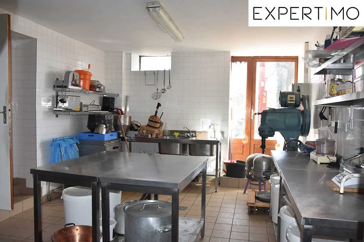 Maison à vendre à Servant de 200 m² avec dépendances et vue sur la vallée de la Sioule 