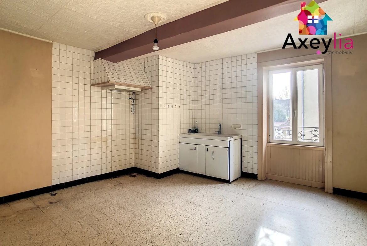 Maison à vendre à Saint-Denis-de-Cabanne avec potentiel de rénovation et plusieurs possibilités d'aménagement 