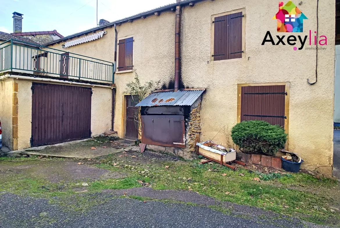 Maison à vendre à Saint-Denis-de-Cabanne avec potentiel de rénovation et plusieurs possibilités d'aménagement 
