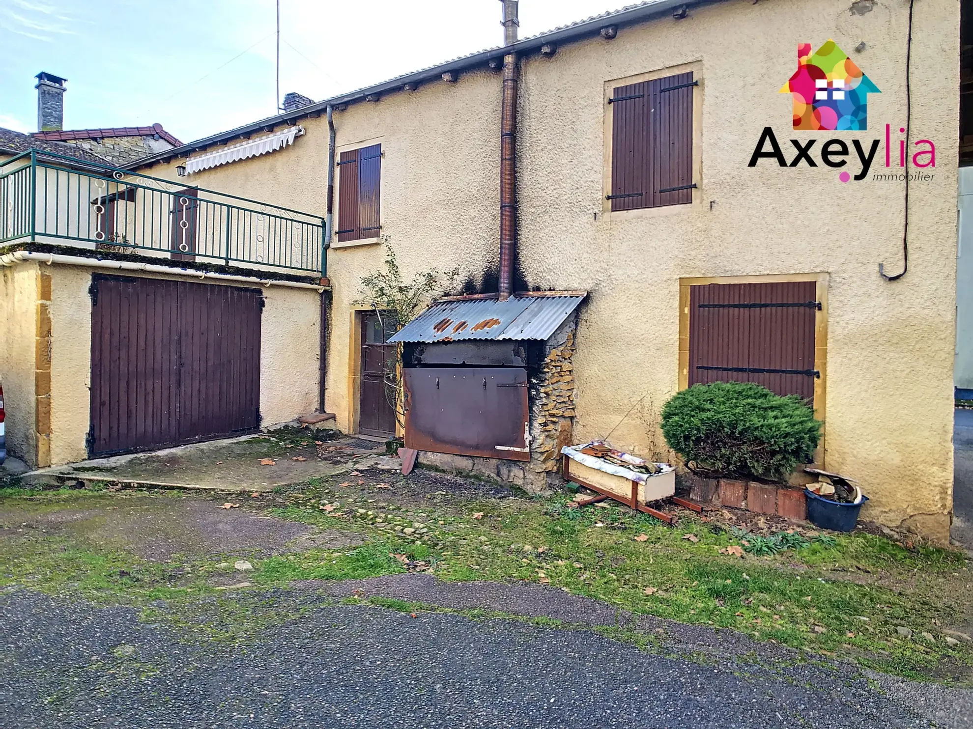Maison à vendre à Saint-Denis-de-Cabanne avec potentiel de rénovation et plusieurs possibilités d'aménagement 