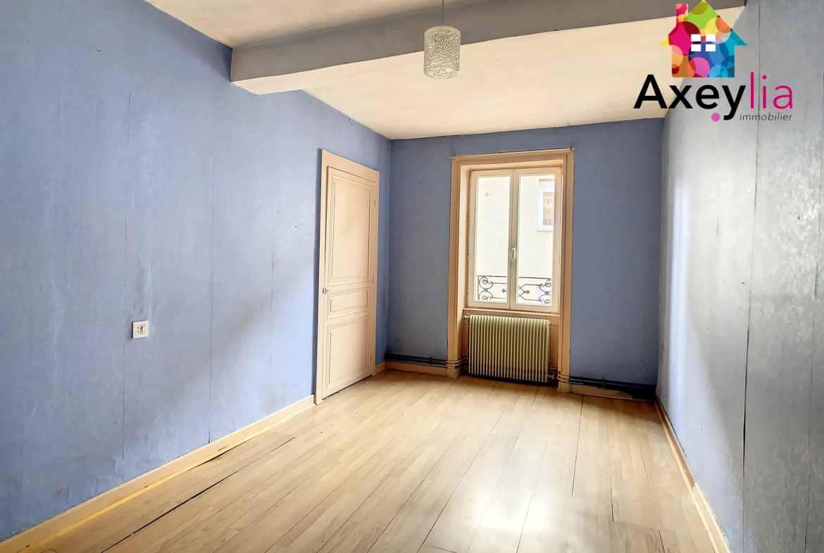 Maison à vendre à Saint-Denis-de-Cabanne avec potentiel de rénovation et plusieurs possibilités d'aménagement 
