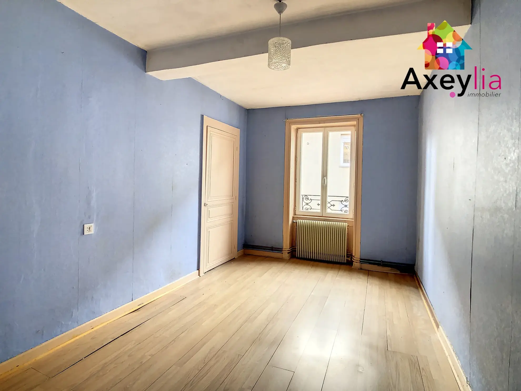Maison à vendre à Saint-Denis-de-Cabanne avec potentiel de rénovation et plusieurs possibilités d'aménagement 