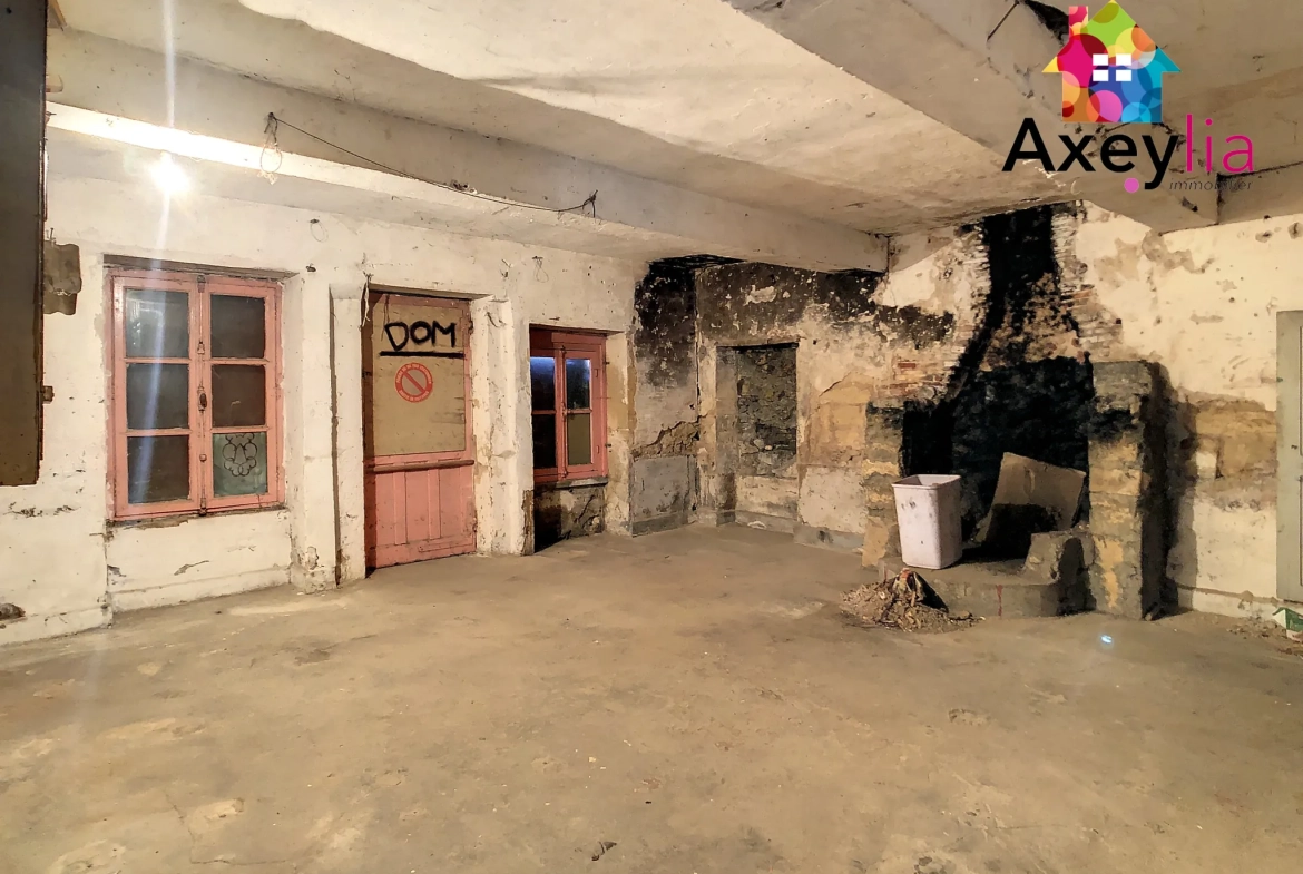 Maison à vendre à Saint-Denis-de-Cabanne avec potentiel de rénovation et plusieurs possibilités d'aménagement 