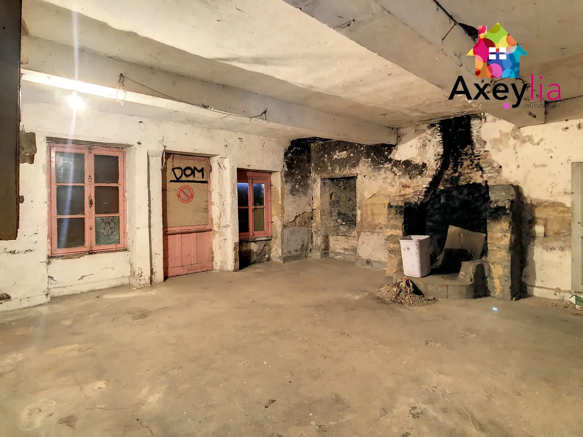 Maison à vendre à Saint-Denis-de-Cabanne avec potentiel de rénovation et plusieurs possibilités d'aménagement 