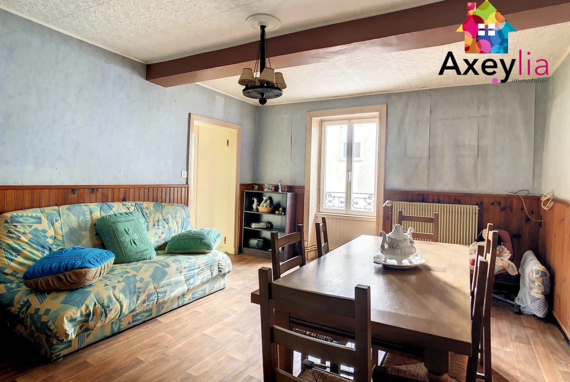 Maison à vendre à Saint-Denis-de-Cabanne avec potentiel de rénovation et plusieurs possibilités d'aménagement 