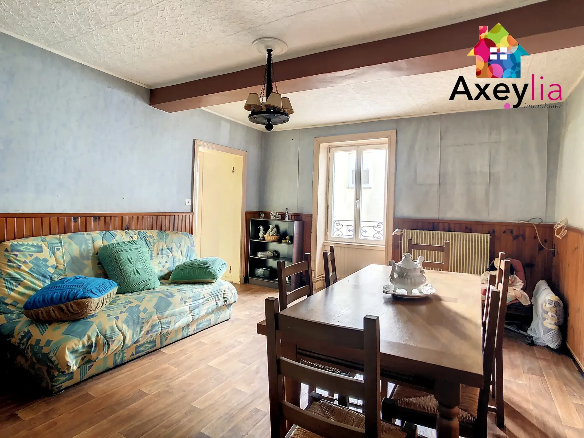 Maison à vendre à Saint-Denis-de-Cabanne avec potentiel de rénovation et plusieurs possibilités d'aménagement 