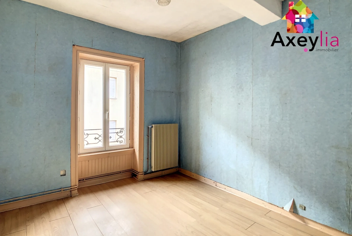 Maison à vendre à Saint-Denis-de-Cabanne avec potentiel de rénovation et plusieurs possibilités d'aménagement 