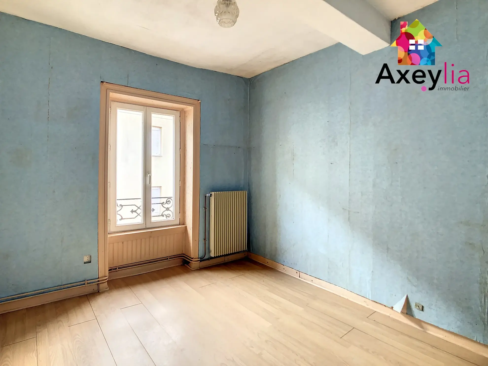Maison à vendre à Saint-Denis-de-Cabanne avec potentiel de rénovation et plusieurs possibilités d'aménagement 