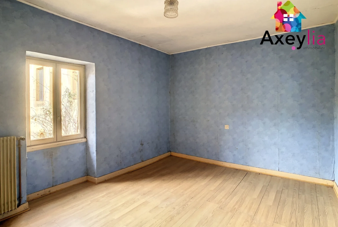 Maison à vendre à Saint-Denis-de-Cabanne avec potentiel de rénovation et plusieurs possibilités d'aménagement 
