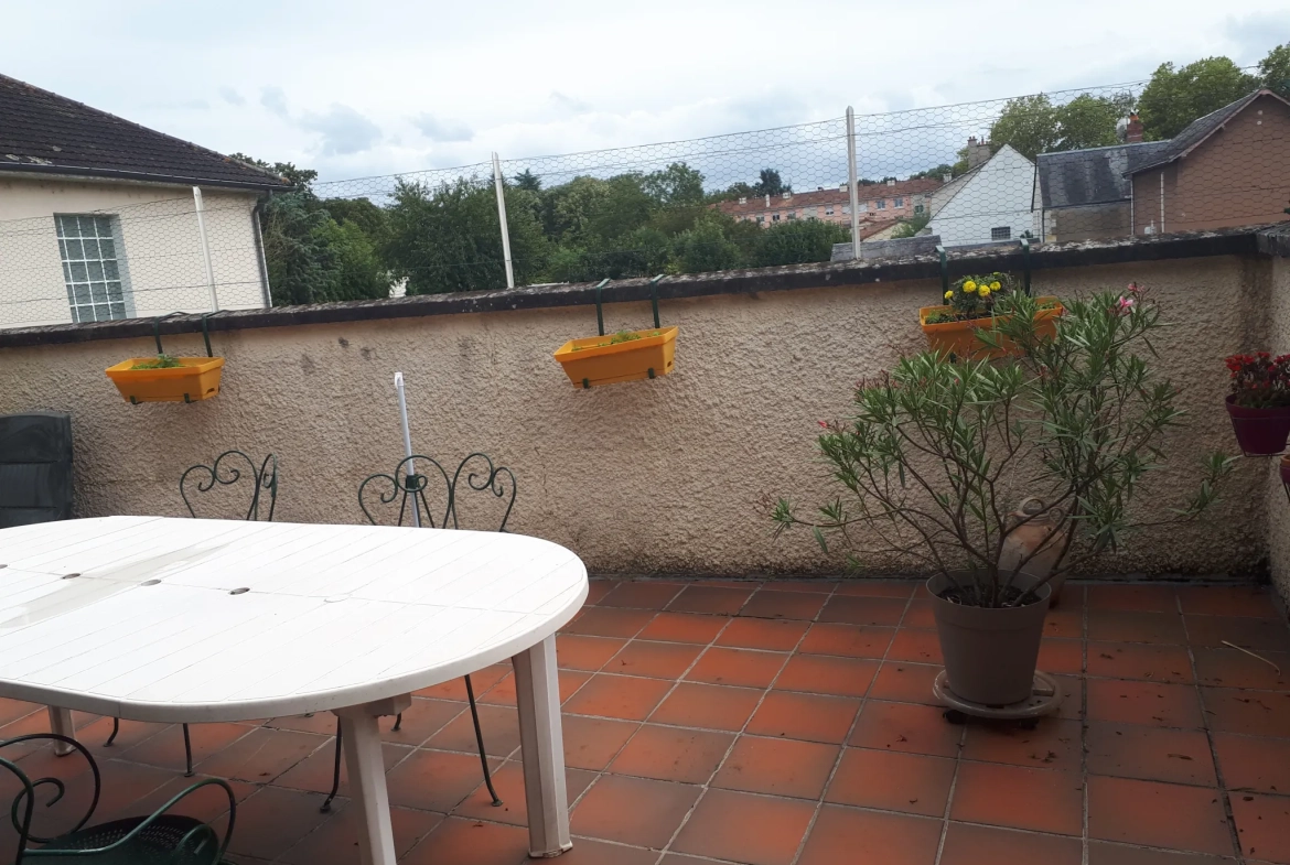 Charmante maison de 166 m² à vendre à Chatellerault avec jardin et garage 
