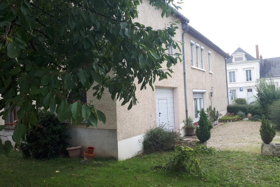 Charmante maison de 166 m² à vendre à Chatellerault avec jardin et garage 