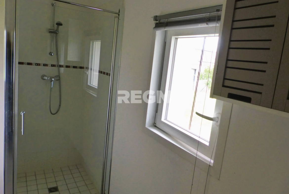 Maison de plain-pied à vendre à Pleuven avec garage et jardin - Secteur calme 